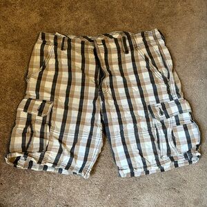 Levi’s Tan Black and White Plaid Cargo Shorts Size 36